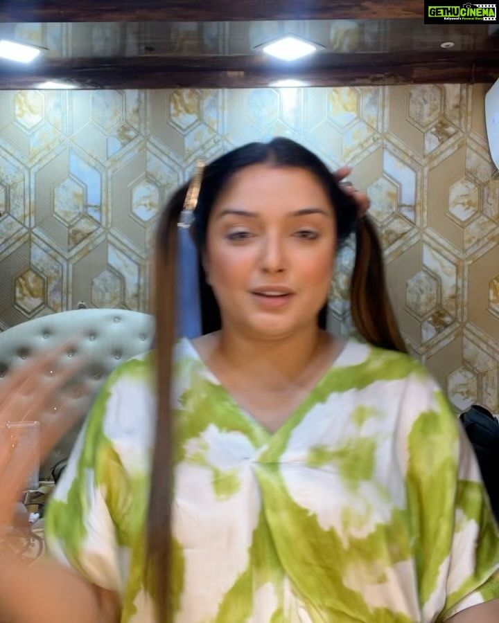 Amrapali Dubey Instagram - Main toh bohot shanti se hair and make up karati hun baba 🙃🙈
