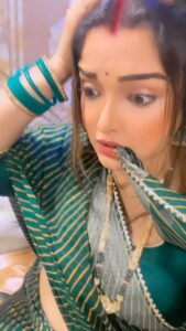 Amrapali Dubey Instagram - Phone par reel dekhat rahni didi 😦