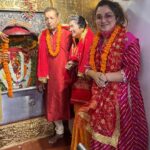 Amrapali Dubey Instagram – आज माँ शीतला जी का चौकिया धाम जौनपुर में परिवार सहित दर्शन प्राप्त करने का सौभाग्य मिला 🥰🙏🏻 #jaimaasheetla #kuldevi 🙏❤️