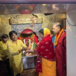 Amrapali Dubey Instagram - आज माँ शीतला जी का चौकिया धाम जौनपुर में परिवार सहित दर्शन प्राप्त करने का सौभाग्य मिला 🥰🙏🏻 #jaimaasheetla #kuldevi 🙏❤️
