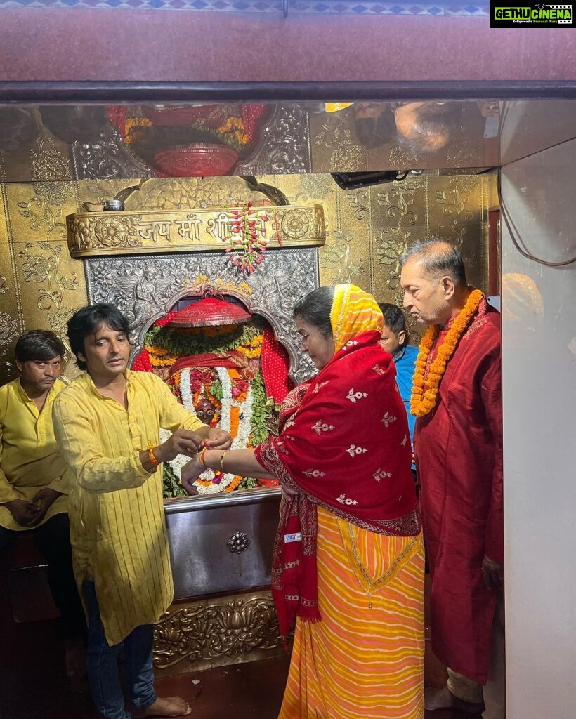 Amrapali Dubey Instagram - आज माँ शीतला जी का चौकिया धाम जौनपुर में परिवार सहित दर्शन प्राप्त करने का सौभाग्य मिला 🥰🙏🏻 #jaimaasheetla #kuldevi 🙏❤️