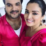 Amrapali Dubey Instagram - Happiest birthday to the boy with a golden heart 🥰😘 the very talented and extremely mischievous @arvindakelakallu ji 😍 aap hamesha khush rahiye, swasth rahiye, dirghayu rahiye, apne parivaar ka naam raushan karte rahiye aur sabko hansate rahiye yehi kaamna hai Mahadev se 😘♥️🥰 London, United Kingdom
