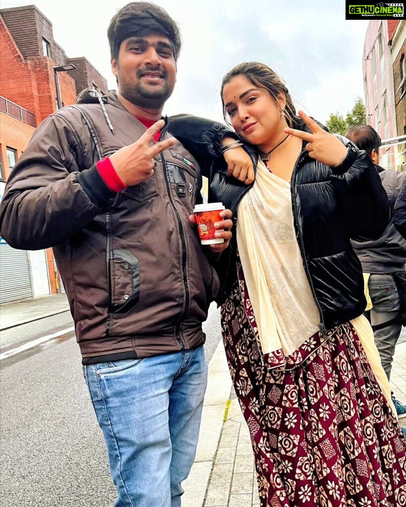 Amrapali Dubey Instagram - Shooting NIRAHUA HINDUSTANI 4 With bhojpuri queen 👑👑 @aamrapali1101 mam❤️❤️ London, United Kingdom