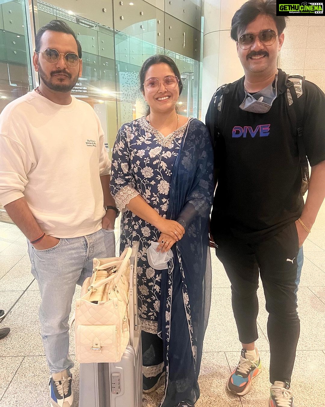 Amrapali Dubey Instagram - Varanasi to Mumbai with these #महारथी ‘s of comedy @iamparitoshtripathi and @kettansingh 🤣 my stomach still hurts from important discussions such as #ouroldidols #निसाचरखेदायी and #ओलकाचोख़ा 🤣 happy Diwali everyone 🥰