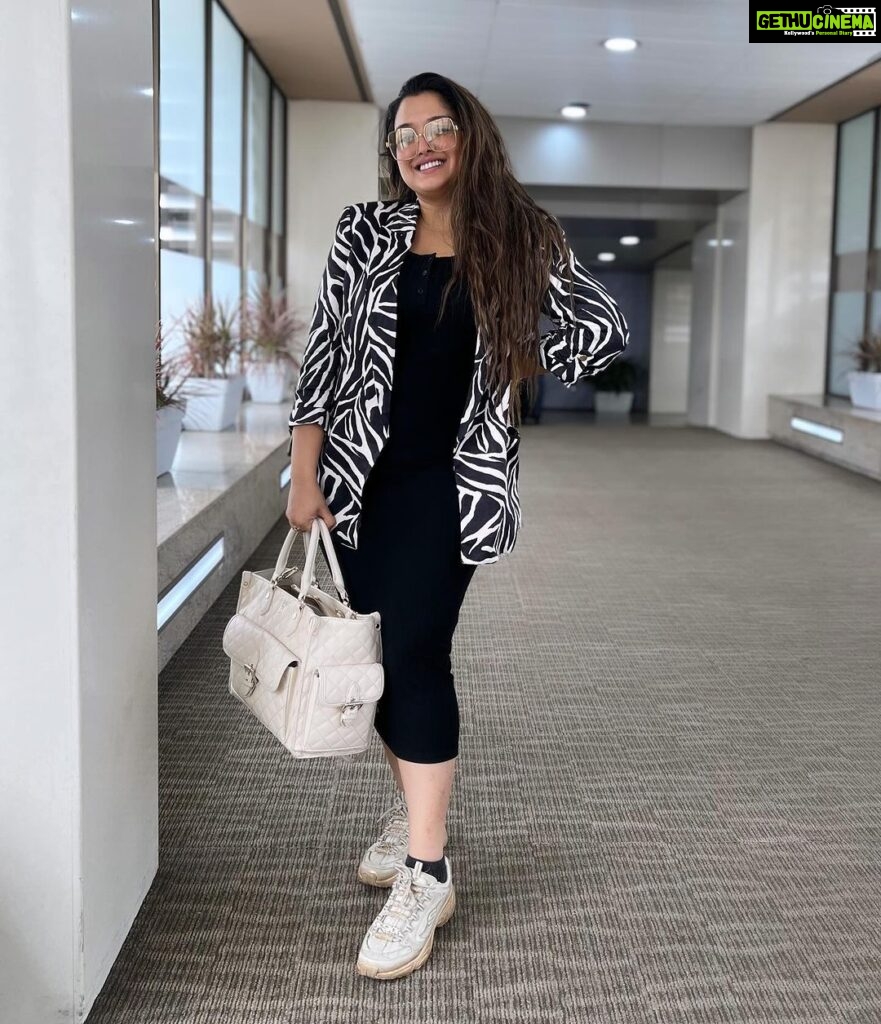 Amrapali Dubey Instagram - Always happy while travelling to बनारस 🥰♥️