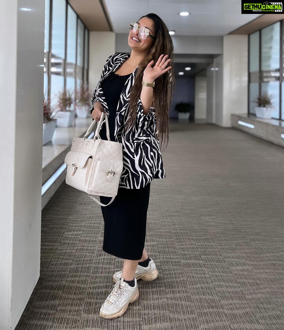 Amrapali Dubey Instagram - Always happy while travelling to बनारस 🥰♥️