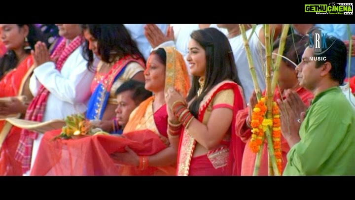 Amrapali Dubey Instagram - लोक आस्था के महापर्व छठ की आप सभी को हार्दिक शुभकामनाये l घरे घरे होता छठी माई के बरतिया @aamrapali1101 @manojsinghtiger @roshansrkmusic @sharmilasingh26 @srkmusic