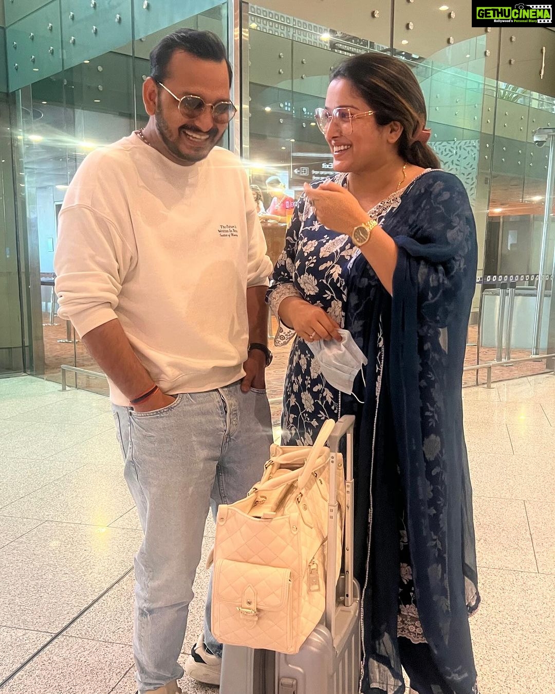Amrapali Dubey Instagram - Varanasi to Mumbai with these #महारथी ‘s of comedy @iamparitoshtripathi and @kettansingh 🤣 my stomach still hurts from important discussions such as #ouroldidols #निसाचरखेदायी and #ओलकाचोख़ा 🤣 happy Diwali everyone 🥰