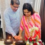 Amrapali Dubey Instagram - Happy anniversary @roshansrkmusic and @sharmilasingh26 🥰 may God bless youll with many more years of togetherness 🥰