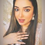 Amrapali Dubey Instagram - When @dineshlalyadav ji is too busy to make reels with me, main hi unki lip sync bhi kar deti hun 😉🤣 #nirahuachalallondon