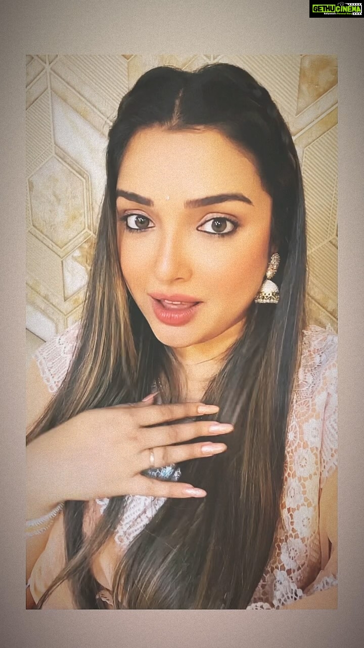 Amrapali Dubey Instagram - When @dineshlalyadav ji is too busy to make reels with me, main hi unki lip sync bhi kar deti hun 😉🤣 #nirahuachalallondon