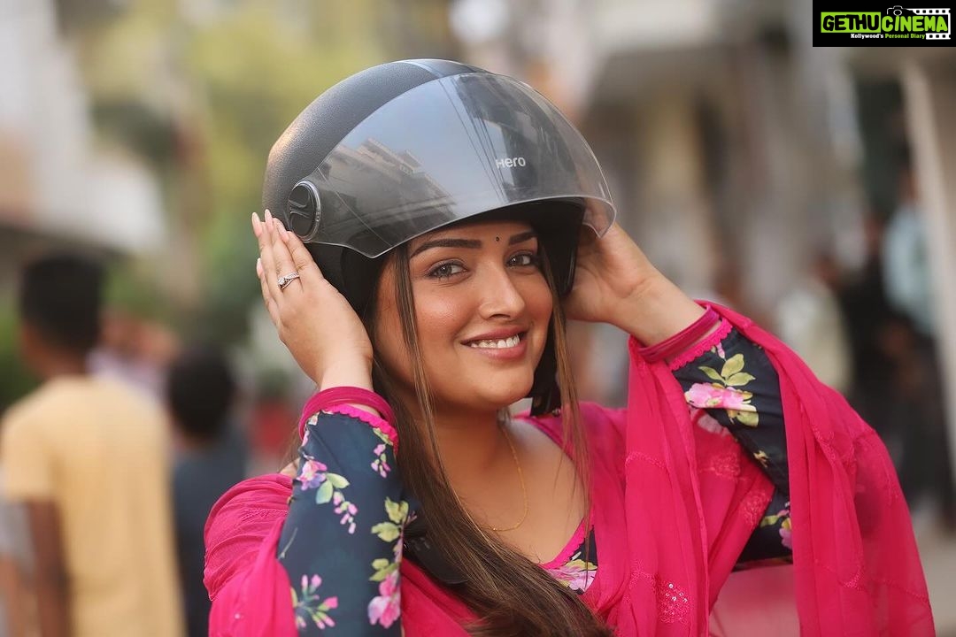 Amrapali Dubey Instagram - Free soul, traveller but SAFETY FIRST 🥰 #helmet