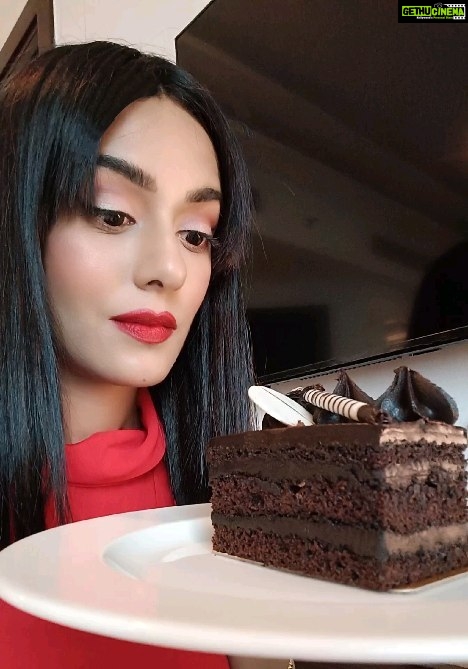 Amrita Rao Instagram - BTW Pastry sirf dikhne mein acchi thi 🤥 .. ...I Win Hands Down 😋