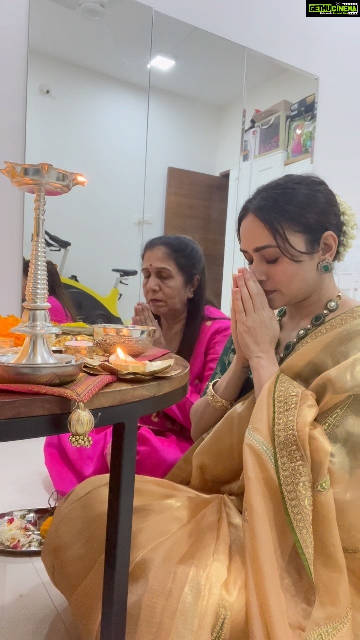 Amruta Khanvilkar Instagram - #लक्ष्मीपूजन with my Laxmi #mymom