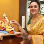 Amruta Khanvilkar Instagram - #AmrutaKhanvilkar misses her childhood rides in the city during #Ganeshotsav to watch the different dekhavas along with her father. Check today's #PuneTimes for more . . #ganpatibappamorya #ganeshotsav #pune #punetimes #exclusive #ganarajgajanan #amrutakhanvilkar @amrutakhanvilkar Pune, Maharashtra
