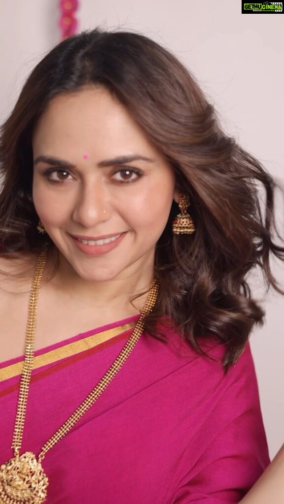 Amruta Khanvilkar Instagram - #AD Ganesh Chaturthi is here which means a new look. Thanks to L’Oreal Paris Casting Creme Gloss Ultra Visible. I’m just in love with it. It has no ammonia, gives a vibrant colour even on dark hair and it lasts 32 washes. It made my hair 5X glossier and shinier.ven on dark hair I choose Shade 532 Salted Caramel, from their new UV (Ultra Visible) Range. @lorealparis @amazonfashioninn #CastingGlamThisFestiveSeason #WearYourFestiveHair #CastingCremeGloss #UltraVisible #LOrealParis #LOrealParisIndia *24Hr prior allergy patch tests should be done