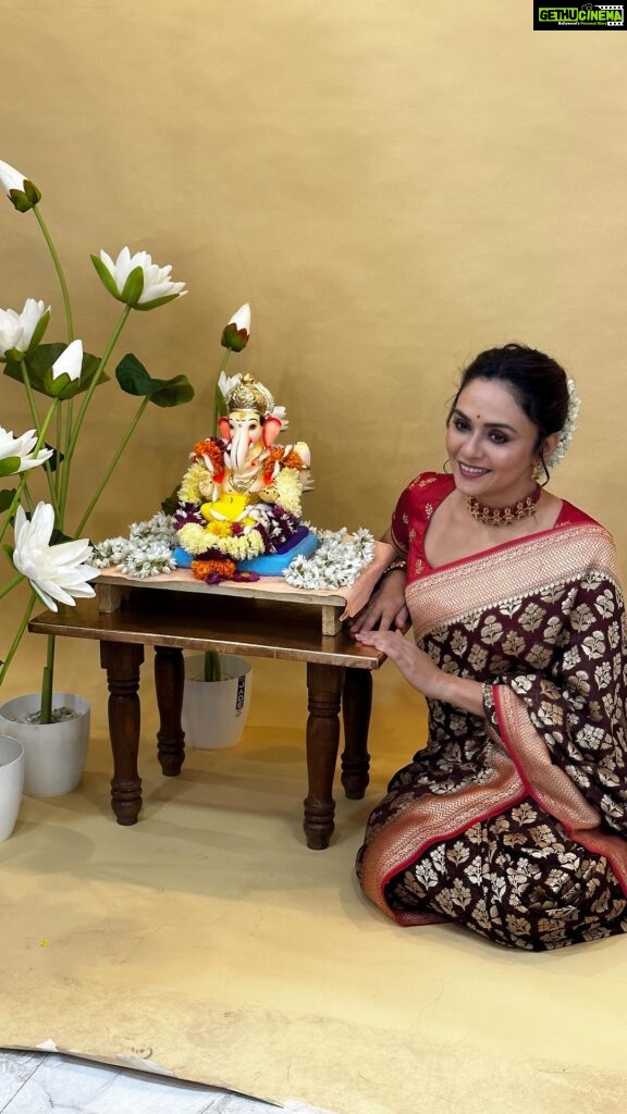 Amruta Khanvilkar Instagram - #AmrutaKhanvilkar, who turned producer with the devotional music video #GanrajGajanan, and has collaborated with @rahuldeshpandeofficial for the soulful number, wishes #Mirror readers, #HappyGaneshChaturthi, sings her favourite song dedicated to #Bappa #amrutakhanvilkar #amrutakhanvilkar😍 #ganrajgajanan #rahuldeshpande