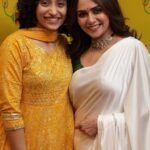 Amruta Khanvilkar Instagram - गणराज गजानन with my fav @amrutakhanvilkar ❤️ . . . @rahuldeshpandeofficial @tenthunknown_ #amrutakhanvilkar #amu #amrutkalastudios #rahuldeshpande #rjdnyaneshwari #mirchimarathi #mirchimumbai #mirchi #ganpati #ganpatibappamorya #ganesha #गणपती #गणपतीबाप्पामोरया #mumbai #bappa #bappamorya #bappamajha #bappalover #marathi