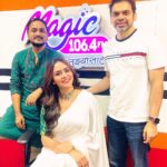 Amruta Khanvilkar Instagram - मॅज़िकच्या स्टूडियोला मॅज़िक करायला कोण आल बघा @amrutakhanvilkar @rahuldeshpandeofficial 💕 #ganarajgajanan only on @magicfmmumbai follow for more !! . . #AmritkalaStudios #amrutakhanvilkar #rahuldeshpande #fakttujhyasaathi Magic 106.4 FM Mumbai