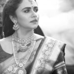 Amruta Khanvilkar Instagram – #bts of our new  #tvcommercial of @wamanharipethejewellers.in with great artist and a greater human being @amrutakhanvilkar 
दुपारी सुरू झालेले हे शुटींग करता करता कधी रात्रीचे ‘बारा वाजले’ कळले पण नाही 😉
Great joy shooting this festival moment!!! Special thanks to @ashishpethe for giving this opportunity and @meghana_jadhav @lawrencedcunha and @amarmangrulkar @neel_pethe for all their support!!! ❤️🪔🧨