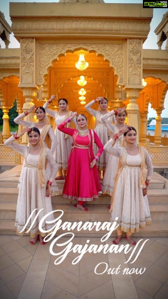 Amruta Khanvilkar Instagram - Had so much fun performing with these beauties Have you watched the song ? If not click on the link in bio and watch #ganrajgajanan now @rahuldeshpandeofficial @samantvipra @pooja.malkar.7 @mitalee.inamdar @_drushtii @tejashree.muley @rhythmicmadhu_official Edited by @mohini_dighe #amritkalastudios #amrutakhanvilkar #ganapti #bappamorya #ganrajgajanan