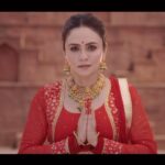 Amruta Khanvilkar Instagram – ह्या गणेश चतुर्थीला पुन्हा एकदा बाप्पाच्या भक्तीत तल्लीन होऊन जाऊयात आणि त्याचं स्वागत जल्लोषात करूया 
@rahuldeshpandeofficial ह्यांच्या सुराने आणि #अमृताखानविलकर च्या नृत्याने नटलेलं बाप्पा साठीचं गाणं “गणराज गजानन” ह्याची ही झलक खास तुमच्या साठी 
पूर्ण गाणं येतंय १२ सप्टेंबर २०२३

This Ganesh Chaturthi let’s welcome our beloved bappa with purity and surrender 
Absolutely thrilled to announce my new song “GANRAJ GAJANAN” along with the one and only @rahuldeshpandeofficial which is no less than an emotion towards bappa 
Here’s a sneak peak of the song which is releasing on 12 September 2023 

Music composer and singer @rahuldeshpandeofficial 
Lyricist @sameer_no1 
Dop @memanesanjay 
Choreographer @ashishpatil_the_lavniking 
Editor #premankurbose @promobox.studios 

#ganrajgajanan #bappamoraya #amrutakhanvilkar #rahuldeshpande #ashishpatilchoreography #amritkalastudios