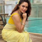 Amruta Khanvilkar Instagram - #happydhanetras धनत्रयोदशीच्या शुभेच्छा Wearing my own saree from @myntra Blouse by @suta_bombay Jewelery by @sorayaajewels_ #amrutakhanvilkar