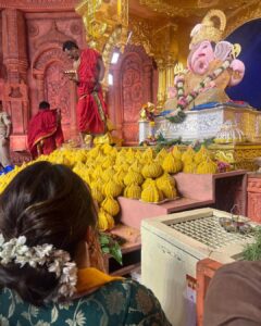 Amruta Khanvilkar Instagram - #ganapatibappamorya #dagdushethganpati
मोरया मोरया मी बाळ तान्हे
तुझीच सेवा करू काय जाणे
अन्याय माझे कोट्यान कोटी
मोरेश्वरा बा तू घाल पोटी

#amrutakhanvilkar #ganapati #majhabappa