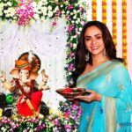 Amruta Khanvilkar Instagram - कलाधिपती चरणी 'अमृतकला' ... चौदा विद्या आणि चौसष्ट कलांचा अधिपती असलेल्या गणपतीच्या चरणी प्रत्येक कलाकार नतमस्तक होतो. कसलंही सादरीकरण असो, कुठलंही काम असो, कार्यारंभी गजाननाला मनोभावे वंदन केल्याशिवाय ते सुरू होत नाही. आपल्या उत्तम अभिनयकौशल्यानं आणि नृत्याच्या अदाकारीनं प्रेक्षकांची मनं जिंकून घेणारी अभिनेत्री अमृता खानविलकरचीदेखील बाप्पावर अशीच श्रद्धा आहे. नृत्य आणि अभिनयासह आता तिनं निर्मितीक्षेत्रातही पाऊल ठेवलं आहे. 'अमृतकला स्टुडिओज'च्या माध्यमातून तिनं 'गणराज गजानन' या आल्हाददायी गाण्याची निर्मिती केली. कलाधिपती चरणी तिनं ही 'अमृतकला' अर्पण केली आहे. हा आनंदी क्षण अमृतानं खास 'महाराष्ट्र टाइम्स' बरोबर साजरा केला. फोटो: कल्पेशराज कुबल संयोजन: रामेश्वर जगदाळे, अमित जाधव @amrutakhanvilkar #MaharashtraTimes #ganeshotsav #photoshoot #MumbaiTimes @maharashtratimesonline @mumbaitimes @kalpeshrajmt