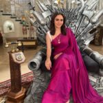 Amruta Khanvilkar Instagram – आपल्या सगळ्यांच्या आयुष्यात ती असते …. आपल्यावर जीव ओवाळून टाकणारी … आपल्याला सांभाळणारी…. आपल्या मागे खंबीरपणे उभी राहणारी 
कधी ती आई असते…. कधी मैत्रीण … कधी बहीण तर कधी आपली जोडीदार 
मी मनसोक्त बोलले माझ्या “ती”
अश्या तुमच्या आयुशातल्या “ती”ला तुम्हाला काय सांगायचे आहे ? 
#heartfeltconnection #noonelikeher 
#khuptetithegupte #comingsoon 
@avadhoot_gupte #girijagupte #ekviraproductions @zeemarathiofficial 
Wearing my own saree 
jewellery
@localpitara 
@kiwibymusskan_jewelry