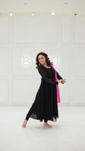 Amruta Khanvilkar Instagram - Just an impromptu on one of my favourite songs ….
Location courtesy @byou.in 
Choreographed by @prirasha 
Managed by @gargee_theachiever 
Shot by @onesipdownfilms 
#amritkala #amrutakhanvilkar
