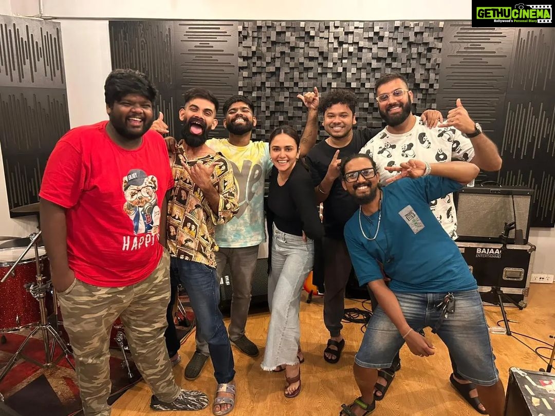 Amruta Khanvilkar Instagram - x @amrutakhanvilkar काहीतरी स्पेशल लवकरच !!! 🔥🔥 . . . #AbhangaRepost #AmrutaKhanvilkar #AKARLive #Bharud #LiveShow #ZeeMarathi #abhangarepostlive #Indiemarathi #MarathiIndie #Marathibands #indianbands #igers BAJAAO (www.bajaao.com)