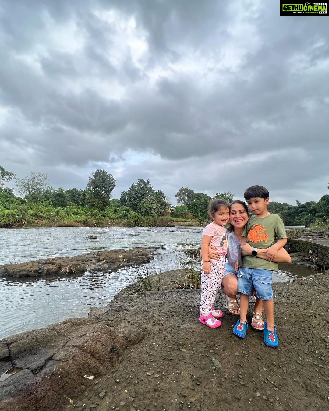 Amruta Khanvilkar Instagram - #justus #familytime at @urivergatekarjat @aditik26 #nirvannurvi #aaji