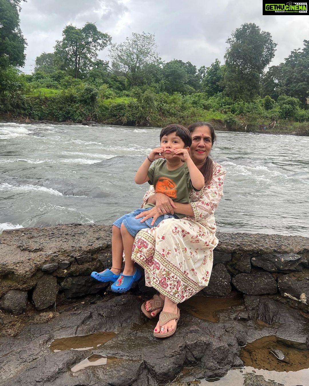 Amruta Khanvilkar Instagram - #justus #familytime at @urivergatekarjat @aditik26 #nirvannurvi #aaji