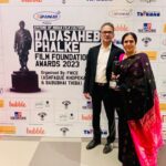 Amruta Khanvilkar Instagram - Some get very few opportunities to celebrate … and this one I m definitely celebrating cos my lovely parents took an award on behalf of me for the very first time a huge thankyou to #dadasahebphalkeawards2023 for awarding me with #bestactress for #chandramukhi Thankyou mamma n thankyou pappa @ajit.khanvilkar for receiving this award … you guys made it very special #amrutakhanvilkar #countingmyblessings