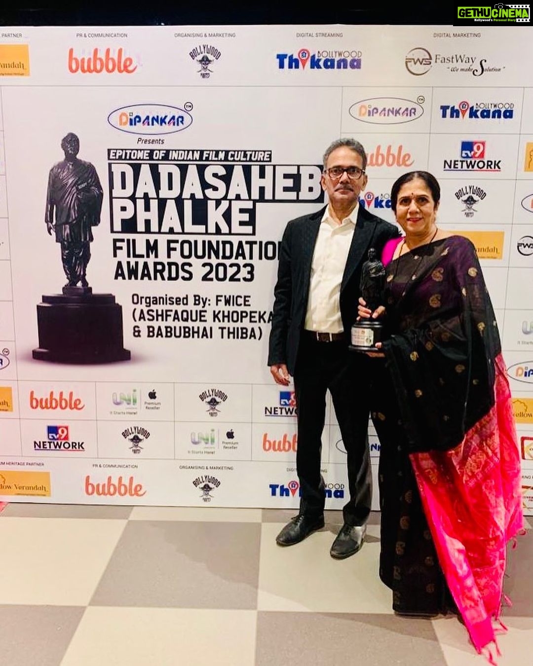 Amruta Khanvilkar Instagram - Some get very few opportunities to celebrate … and this one I m definitely celebrating cos my lovely parents took an award on behalf of me for the very first time a huge thankyou to #dadasahebphalkeawards2023 for awarding me with #bestactress for #chandramukhi Thankyou mamma n thankyou pappa @ajit.khanvilkar for receiving this award … you guys made it very special #amrutakhanvilkar #countingmyblessings