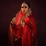 Amruta Khanvilkar Instagram - #mood @shrutisbagwe @nehachaudhary_ @vinayak_makeup @seemaaofficial Wearing @radhikanandwaniofficial #amrutakhanvilkar