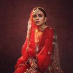 Amruta Khanvilkar Instagram - #chunar @shrutisbagwe @nehachaudhary_ @seemaaofficial @vinayak_makeup Wearing @radhikanandwaniofficial Earring @the_bling_girll #amrutakhanvilkar