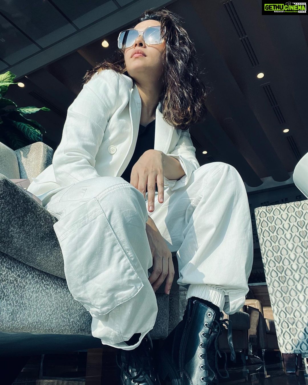 Amruta Khanvilkar Instagram - #letsgo #londoncalling #amrutakhanvilkar #amulivestotravel