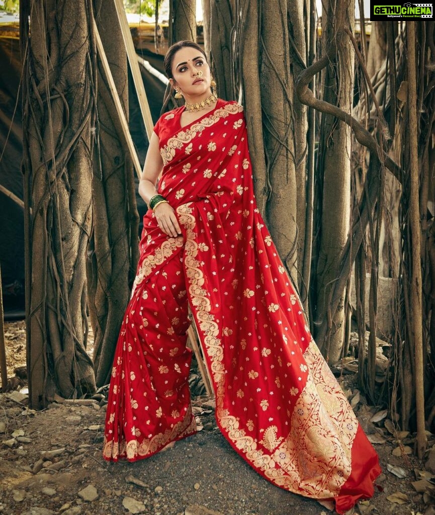 Amruta Khanvilkar Instagram - #मीमराठी #जयजयमहाराष्ट्रमाझा Wearing @warpnweftbysagrikarai Jewellery @kankshinistudio Shot by @sagar_and_salil #amrutakhanvilkar #saree