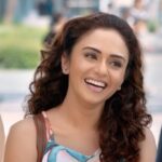 Amruta Khanvilkar Instagram - एक जपून ठेवावी अशी लव्ह स्टोरी... थिएटर किंवा ओटीटी च्या अगोदर थेट Star प्रवाह वर... नक्की पहा वर्ल्ड टेलिव्हिजन प्रीमियर, ‘ऑटोग्राफ’ रविवार १४ मे दु. १:०० वा. Star प्रवाह वर... #AutographMarathiMovie #StarPravah @rajwadesatish @ankushpchaudhari @amrutakhanvilkar @urmilakothare