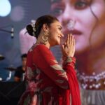 Amruta Khanvilkar Instagram - कभी कभी कुछ लोगों को दूर से ही हाथ जोड़ना अच्छा होता हैं । #thenkyou #sundaygyaan #yeamukastylehain 😂😂🤭🤭