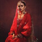 Amruta Khanvilkar Instagram - #mood @shrutisbagwe @nehachaudhary_ @vinayak_makeup @seemaaofficial Wearing @radhikanandwaniofficial #amrutakhanvilkar