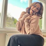 Amruta Khanvilkar Instagram - Beta sweater pehen lo …. Me - Khushi se 🥶 #londondiaries #amulivestotravel