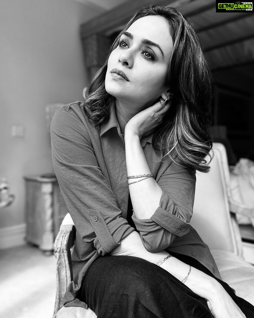 Amruta Khanvilkar Instagram - Nothing like a #blacknwhitephoto #londondiaries