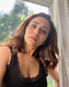 Amruta Khanvilkar Instagram - Daily dose of #londondiaries
