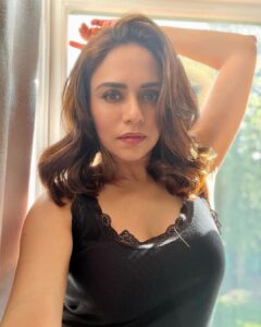 Amruta Khanvilkar Instagram - Daily dose of #londondiaries