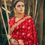 Amruta Khanvilkar Instagram - #मीमराठी #जयजयमहाराष्ट्रमाझा Wearing @warpnweftbysagrikarai @kankshinistudio Shot by @sagar_and_salil #amrutakhanvilkar #saree