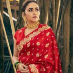 Amruta Khanvilkar Instagram – #मीमराठी #जयजयमहाराष्ट्रमाझा 

Wearing @warpnweftbysagrikarai 
@kankshinistudio 
Shot by @sagar_and_salil 
#amrutakhanvilkar #saree