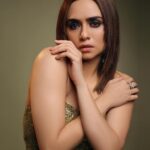 Amruta Khanvilkar Instagram - #aboutlastnight for @filmfare Wearing @johnandananth @koharbykanika @nehachaudhary_ @vinayak_makeup @seemaaofficial @shrutisbagwe #amrutakhanvilkar #filmfare
